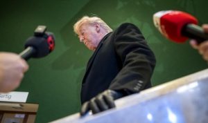 Presiden Donald Trump ramai dibicarakan di media sosial usai rumor sang presiden 79 tahun itu dilarikan ke rumah sakit beredar. (Foto: AFP/MANDEL NGAN)
