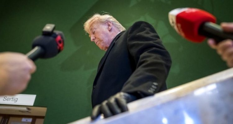 Presiden Donald Trump ramai dibicarakan di media sosial usai rumor sang presiden 79 tahun itu dilarikan ke rumah sakit beredar. (Foto: AFP/MANDEL NGAN)