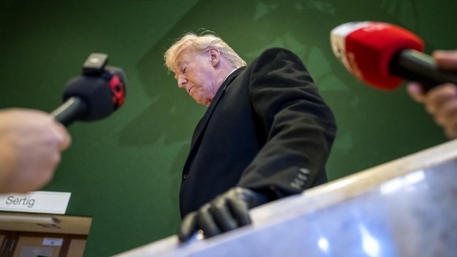 Presiden Donald Trump ramai dibicarakan di media sosial usai rumor sang presiden 79 tahun itu dilarikan ke rumah sakit beredar. (Foto: AFP/MANDEL NGAN)
